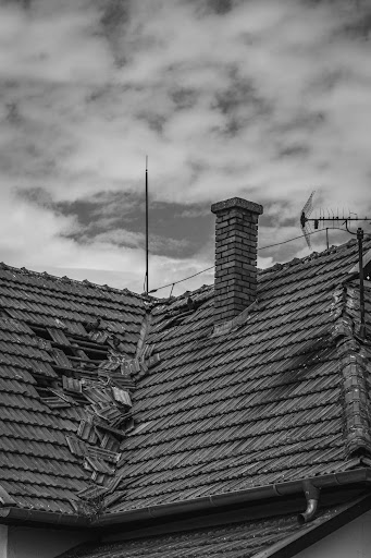 Signs of Roof Damage – Guide to The Silent Signals Before It's Too Late 2 Visible signs of damage on old roof